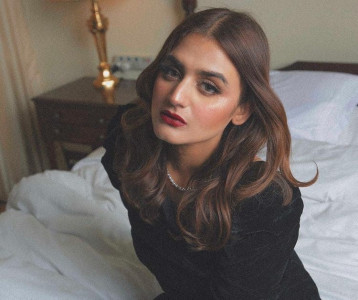 watch hira mani mugged outside her own home in karachi