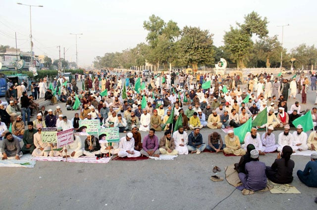 tehreek e labbaik pakistan protesters on karachi 039 s ma jinnah road on saturday photo ppi tehreek e labbaik pakistan protesters on karachi 039 s ma jinnah road on saturday photo ppi