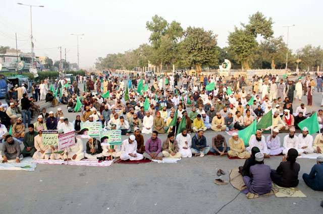 tehreek e labbaik pakistan protesters on karachi 039 s ma jinnah road on saturday photo ppi