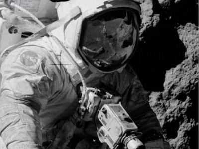 conspiracy theorists claim 1972 photo from apollo 17 mission proves moon landing was fake