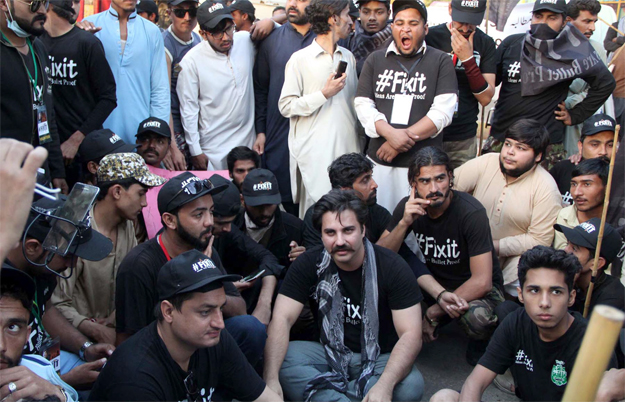 the protest led by alamgir khan turned violent when it started marching towards governor house photo online