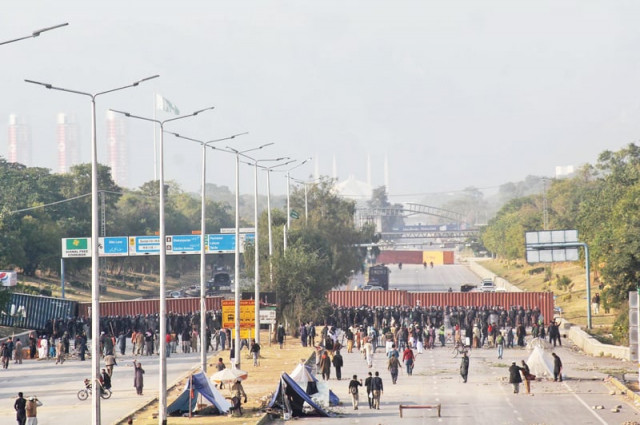 police cordon off the protesters at faizabad with shipping containers photo online