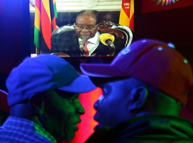 people watch as zimbabwean president robert mugabe addresses the nation on television at a bar in harare zimbabwe november 19 2017 photo reuters