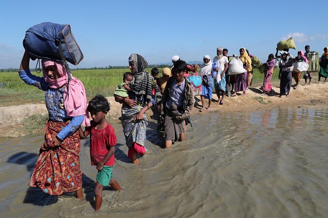 rohingya refugees walk towards a refugee camp after crossing the border in anjuman para near cox 039 s bazar bangladesh november 19 2017 photo reuters