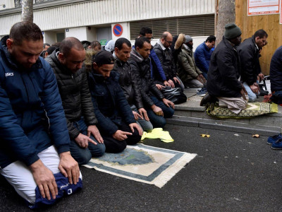 despite lack of mosques france to stop muslims from praying in the streets