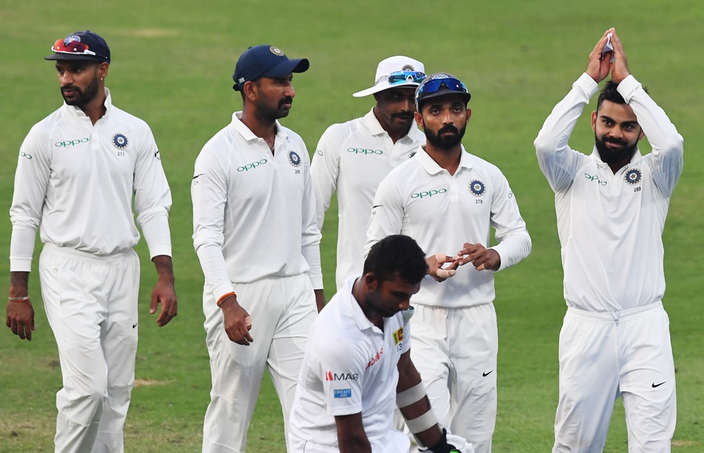 unplayable conditions chasing 231 for victory against india sri lanka were 75 7 when bad light stopped play at kolkata 039 s eden gardens in the first of three tests photo afp