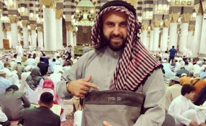 israeli man s selfies at masjid e nabwi spark outrage on social media israeli man s selfies at masjid e nabwi spark outrage on social media