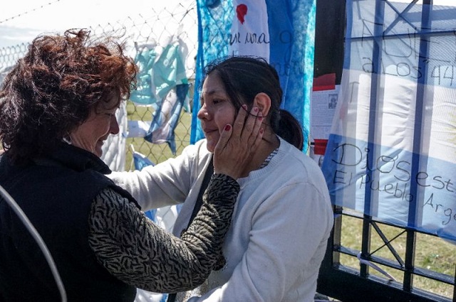 family members of the ara san juan 039 s 44 crew members are anxiously awaiting news at a naval base in mar del plata but hopes were fading for their safe return photo afp