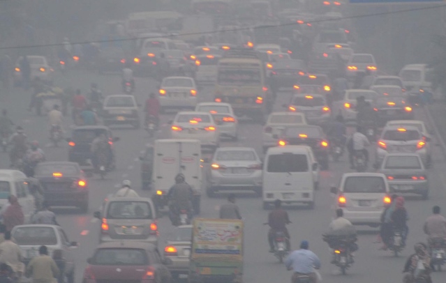Cold wave beats pollution's impact | The Express Tribune - Vimarsana News