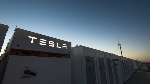 elon musk beats the deadline of building the biggest battery well ahead of time photo tesla elon musk beats the deadline of building the biggest battery well ahead of time photo tesla