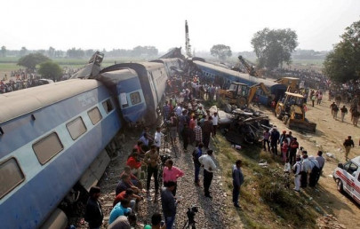 indian train derails killing three