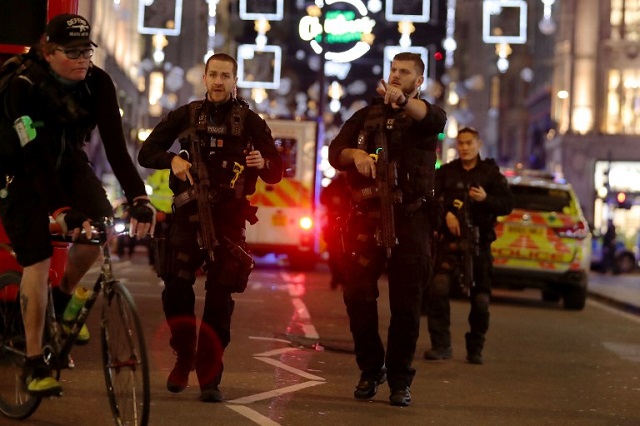 armed police gesture as they walk along oxford street following an incident in central london on november 24 2017 photo afp british police said they were responding to an quot incident quot at oxford circus in central london on friday and have evacuated the underground station in an area thronged with people on a busy shopping day afp photo daniel leal olivas