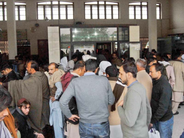 rush of people at rawalpindi railway station photo express rush of people at rawalpindi railway station photo express