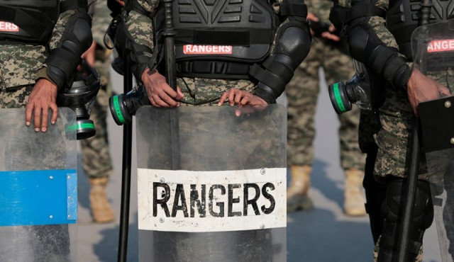 rangers stand guard at a flashpoint with protesters near the faizabad junction in islamabad on november 26 2017 photo reuters rangers stand guard at a flashpoint with protesters near the faizabad junction in islamabad on november 26 2017 photo reuters
