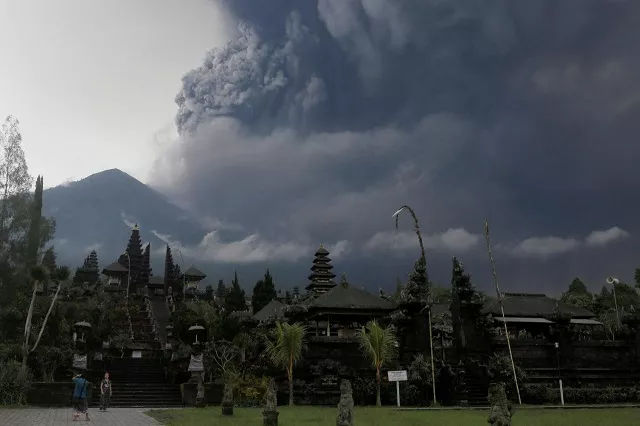 foreign tourists take pictures as mount agung erupts at besakih temple in karangasem bali indonesia on november 26 2017 photo reuters foreign tourists take pictures as mount agung erupts at besakih temple in karangasem bali indonesia on november 26 2017 photo reuters