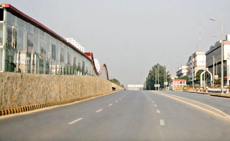 roads of the capital bear a deserted look while the malikabad shopping centre on sixth road remains draped in cloth shoppers flock to stalls at the sector h 9 sunday bazaar photos online waseem imran express