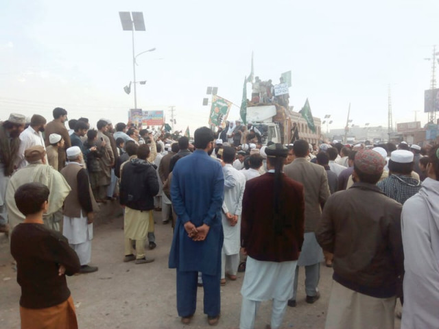 supporters of tlyr listen to speeches by their leaders at jamil chowk on ring road photo iqbal haider express supporters of tlyr listen to speeches by their leaders at jamil chowk on ring road photo iqbal haider express