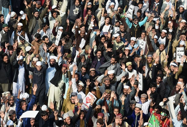 protesters shout slogans against government during a protest in lahore on november 25 2017 photo afp