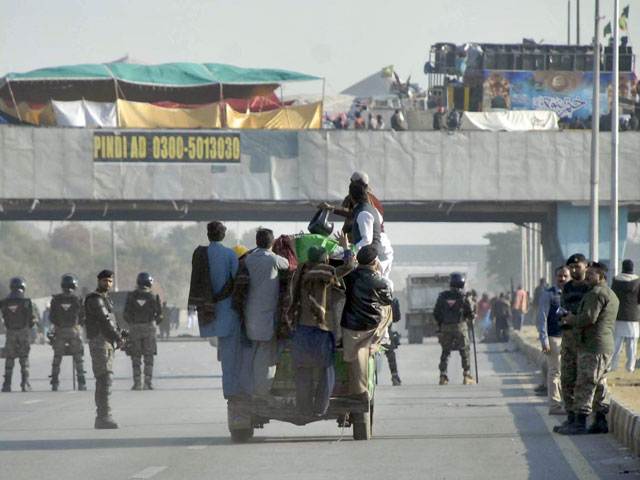 tehreek e labbaik protesters return after the conclusion of their protest at faizabad intersection on november 27 2017 photo online