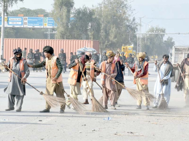 cda workers sweep expressway after the end of sit in at faizabad photo mudassar raja express cda workers sweep expressway after the end of sit in at faizabad photo mudassar raja express