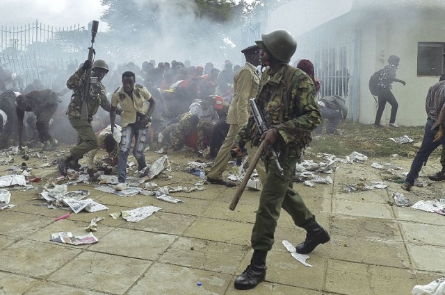 chaos erupted at kenya 039 s kasarani stadium in nairobi as supporters of president uhuru kenyatta tried to get into the venue to attend his inauguration ceremony photo afp