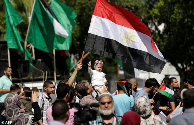 palestinians wave the flags of egypt and palestine in gaza city as they celebrate after rival palestinian factions hamas and fatah reached an agreement on ending a decade long split photo afp