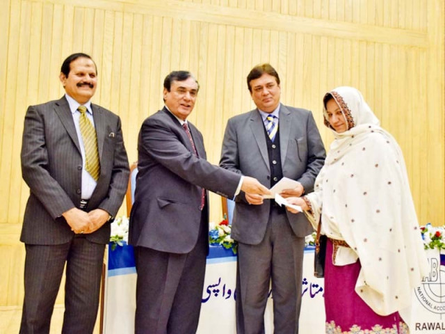 nab chief hands over cheques of recovered amount to fraud victims photo express nab chief hands over cheques of recovered amount to fraud victims photo express