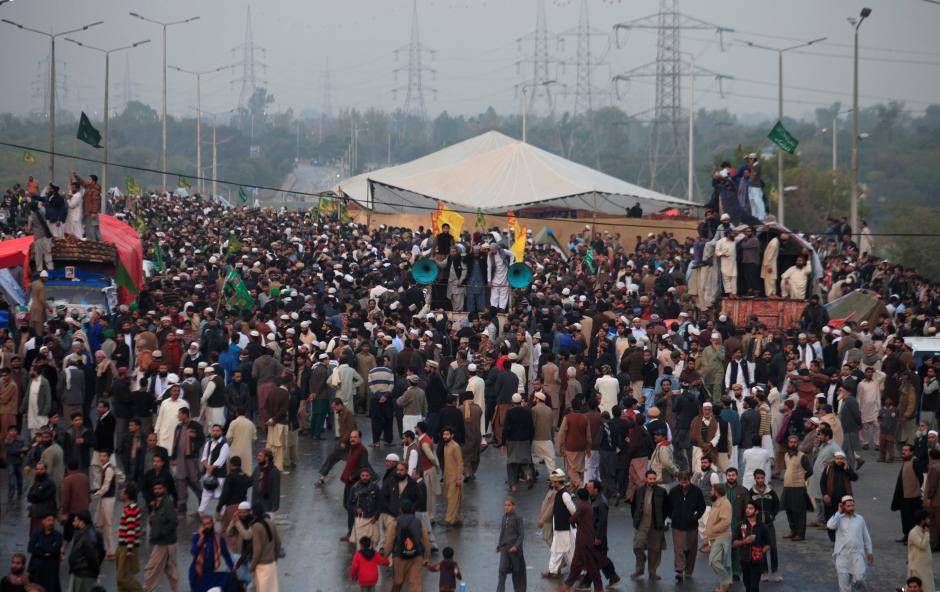 members of the tehreek e labaik pakistan an islamist political party gather during a sit in in rawalpindi pakistan november 17 2017 reuters faisal mahmood