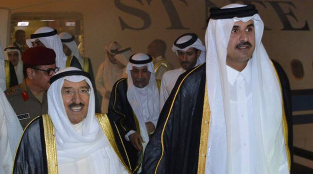 kuwait s emir sheikh sabah al ahmad al sabah at the doha airport by his qatari counterpart sheikh tamim bin hamad al thani photo the gaza post