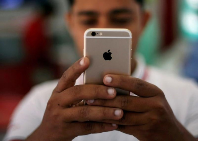 file photo a salesman checks a customer 039 s iphone at a mobile phone store in new delhi india july 27 2016 photo reuters file photo a salesman checks a customer 039 s iphone at a mobile phone store in new delhi india july 27 2016 photo reuters