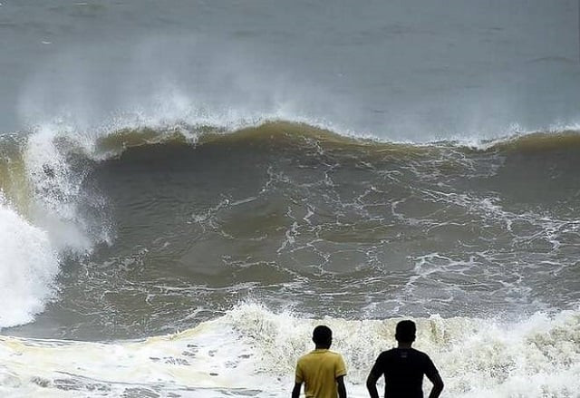 sri lankan residents watch tide due to heavy rain and strong winds in colombo on thursday november 30 2017 photo afp sri lankan residents watch tide due to heavy rain and strong winds in colombo on thursday november 30 2017 photo afp