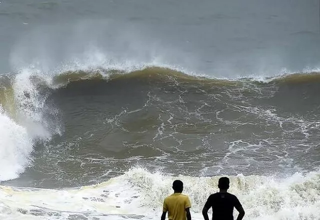 sri lankan residents watch tide due to heavy rain and strong winds in colombo on thursday november 30 2017 photo afp sri lankan residents watch tide due to heavy rain and strong winds in colombo on thursday november 30 2017 photo afp