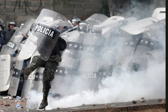 a soldier kicks a tear gas canister during a clash with supporters of salvador nasralla presidential candidate for the opposition alliance against the dictatorship as they wait for official presidential election results in tegucigalpa honduras november 30 2017 photo reuters a soldier kicks a tear gas canister during a clash with supporters of salvador nasralla presidential candidate for the opposition alliance against the dictatorship as they wait for official presidential election results in tegucigalpa honduras november 30 2017 photo reuters
