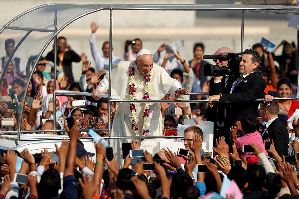 pope francis greets believers as he arrives for a mass in dhaka bangladesh december 1 2017 photo reuters