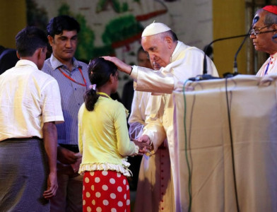 pope refers to rohingya after meeting refugees pope refers to rohingya after meeting refugees