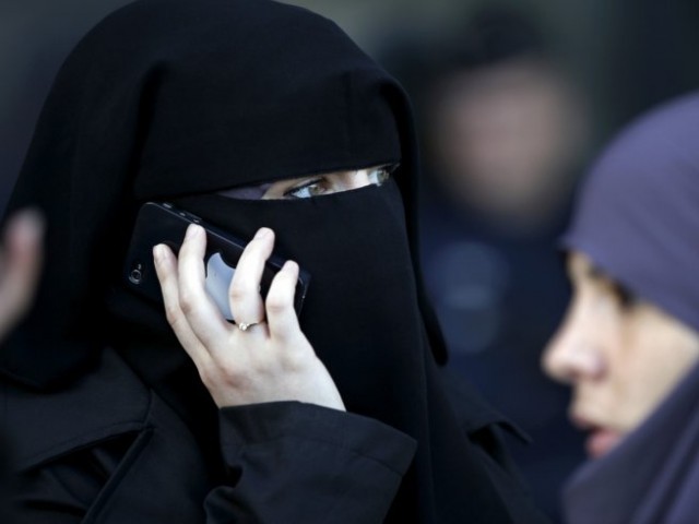canadian judge suspends quebec niqab ban