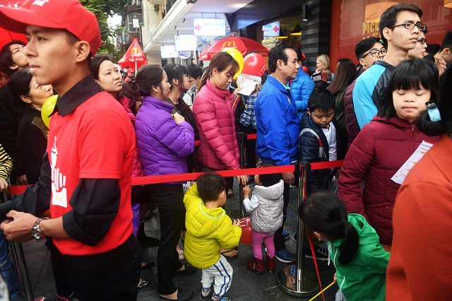 people queue up outside the vietnamese capital 039 s first mcdonald 039 s fast food chain restaurant in hanoi on december 2 2017 photo afp