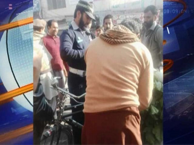 traffic police don t even spare bicycle riders in peshawar traffic police don t even spare bicycle riders in peshawar