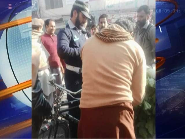 a traffic cop issuing rs200 challan to a bicycle rider in peshawar photo express screengrab a traffic cop issuing rs200 challan to a bicycle rider in peshawar photo express screengrab