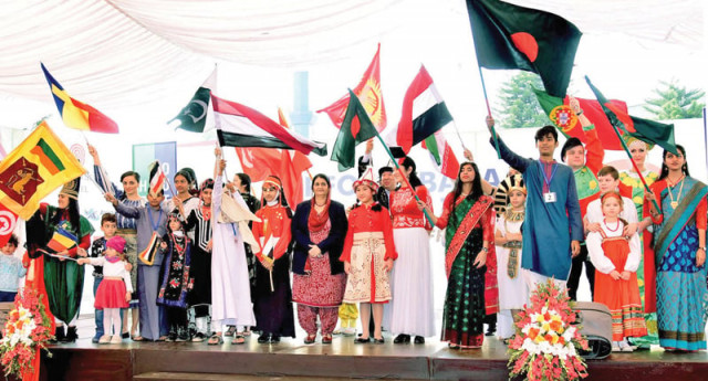 begum mamnoon hussein with children of various countries during the pfowa charity bazaar photo app begum mamnoon hussein with children of various countries during the pfowa charity bazaar photo app