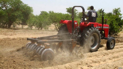 as tractors dig to green the land niger women lose out on work as tractors dig to green the land niger women lose out on work