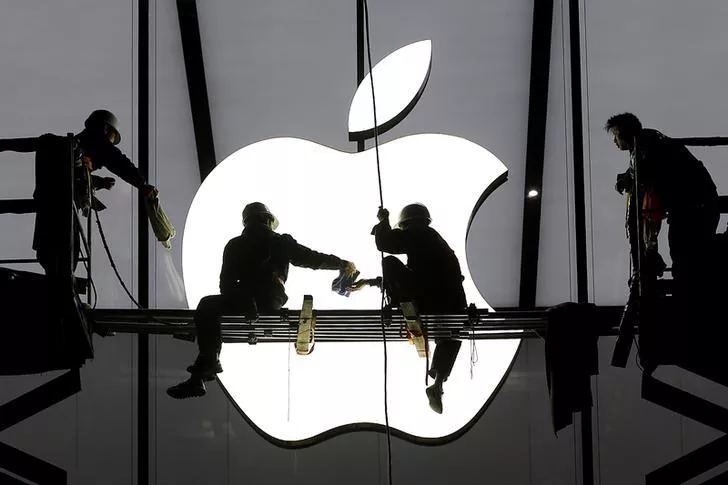 workers prepare for the opening of an apple store in hangzhou zhejiang province january 23 2015 photo reuters workers prepare for the opening of an apple store in hangzhou zhejiang province january 23 2015 photo reuters