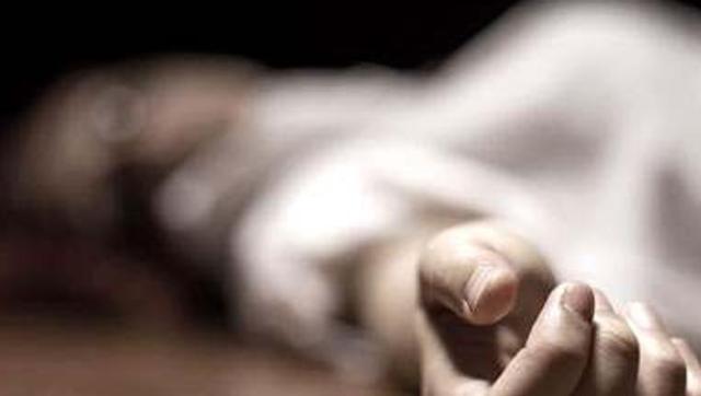 burglars stab 16 year old girl to death in karachi injure sister