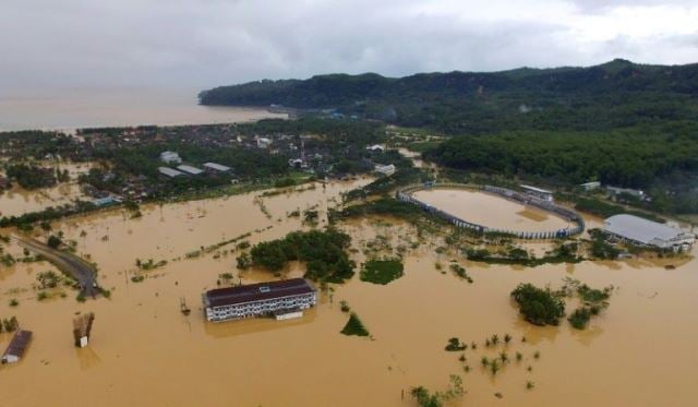 some 28 000 people have been displaced by the storm which pounded indonesia 039 s most populous island photo afp