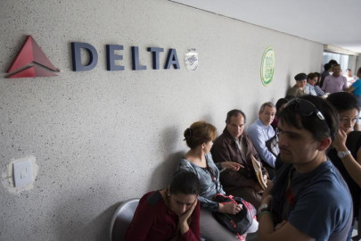 us airline makes emergency pit stop for bathroom break us airline makes emergency pit stop for bathroom break