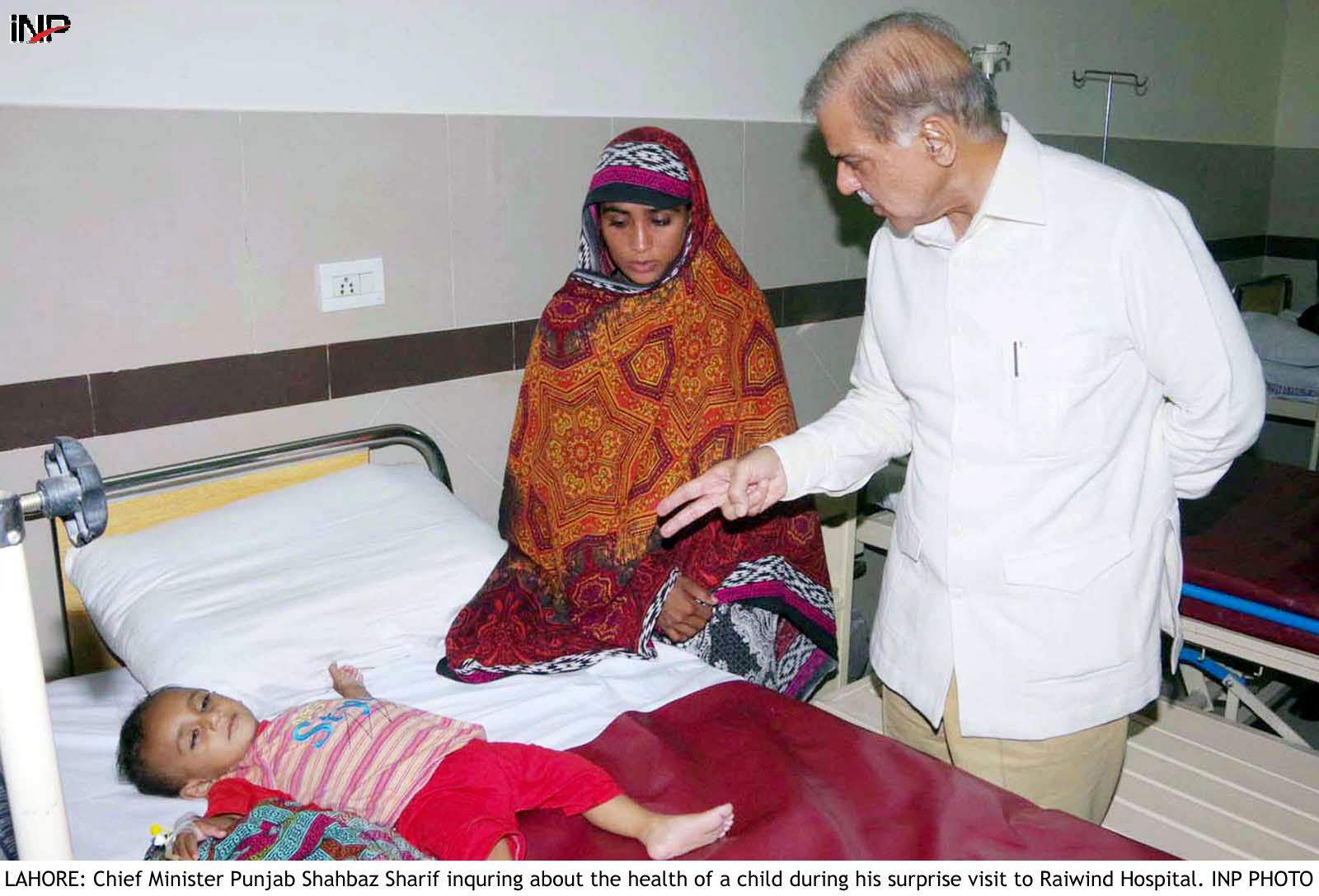 cm punjab shahbaz sharif inquring about the health of a child during his surprise visit to raiwind hospital photo nnp