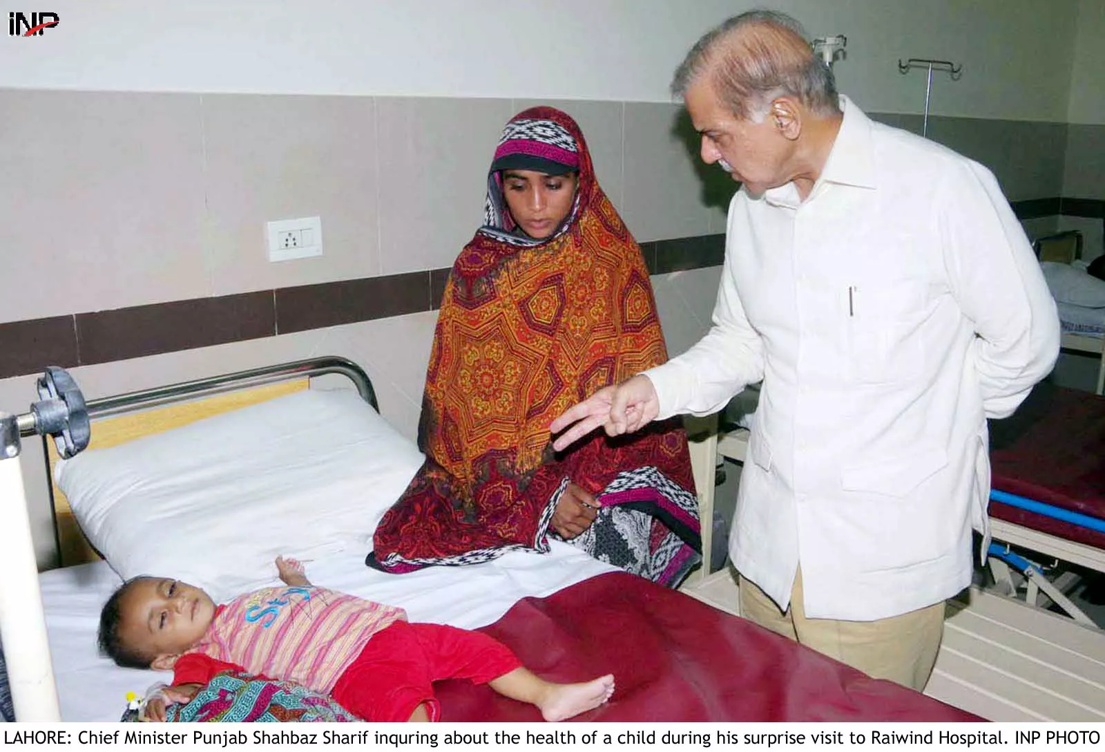 cm punjab shahbaz sharif inquring about the health of a child during his surprise visit to raiwind hospital photo nnp cm punjab shahbaz sharif inquring about the health of a child during his surprise visit to raiwind hospital photo nnp