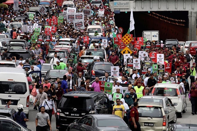 pro palestine protesters march towards the us embassy in kuala lumpur malaysia december 8 2017 photo reuters