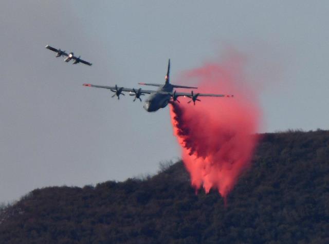 a u s military aircraft drops fire retardant on the thomas fire a wildfire in fillmore california us december 8 2017 photo reuters