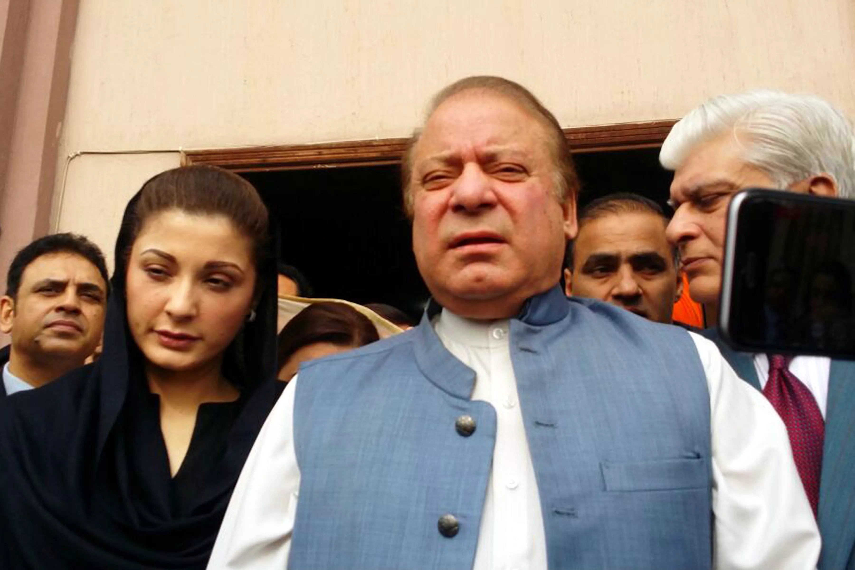 nawaz sharif accompanied by daughter maryam nawaz photo zafar aslam express nawaz sharif accompanied by daughter maryam nawaz photo zafar aslam express